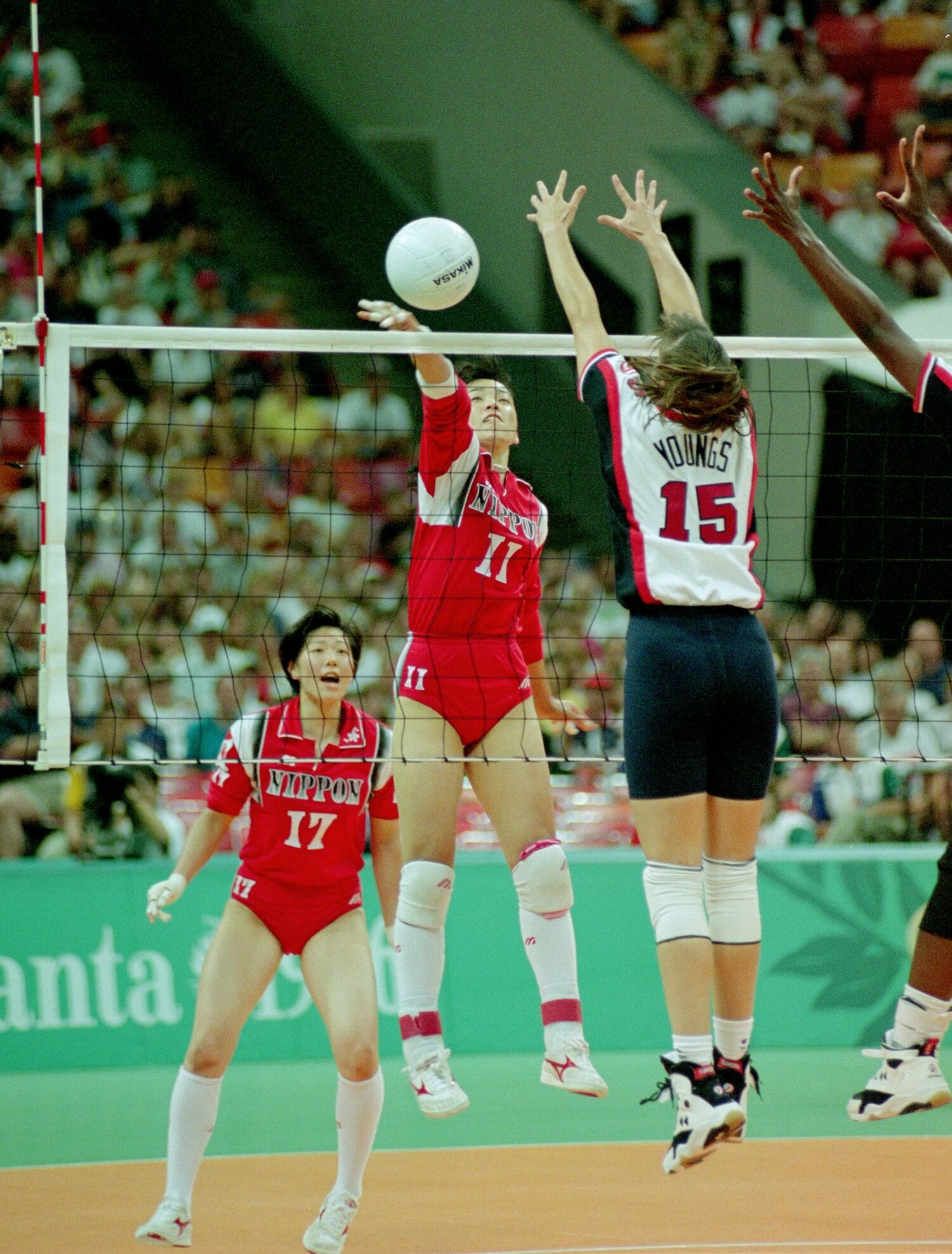 アトランタ五輪のアメリカ戦にてスパイクを放つ佐伯美香（1996年）　©JIJI PRESS