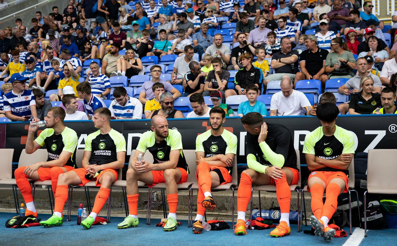 2022年夏、レンタル移籍先からブライトンに復帰した三笘（一番右）。当時はプレシーズンマッチでもベンチが多かった　©AFLO