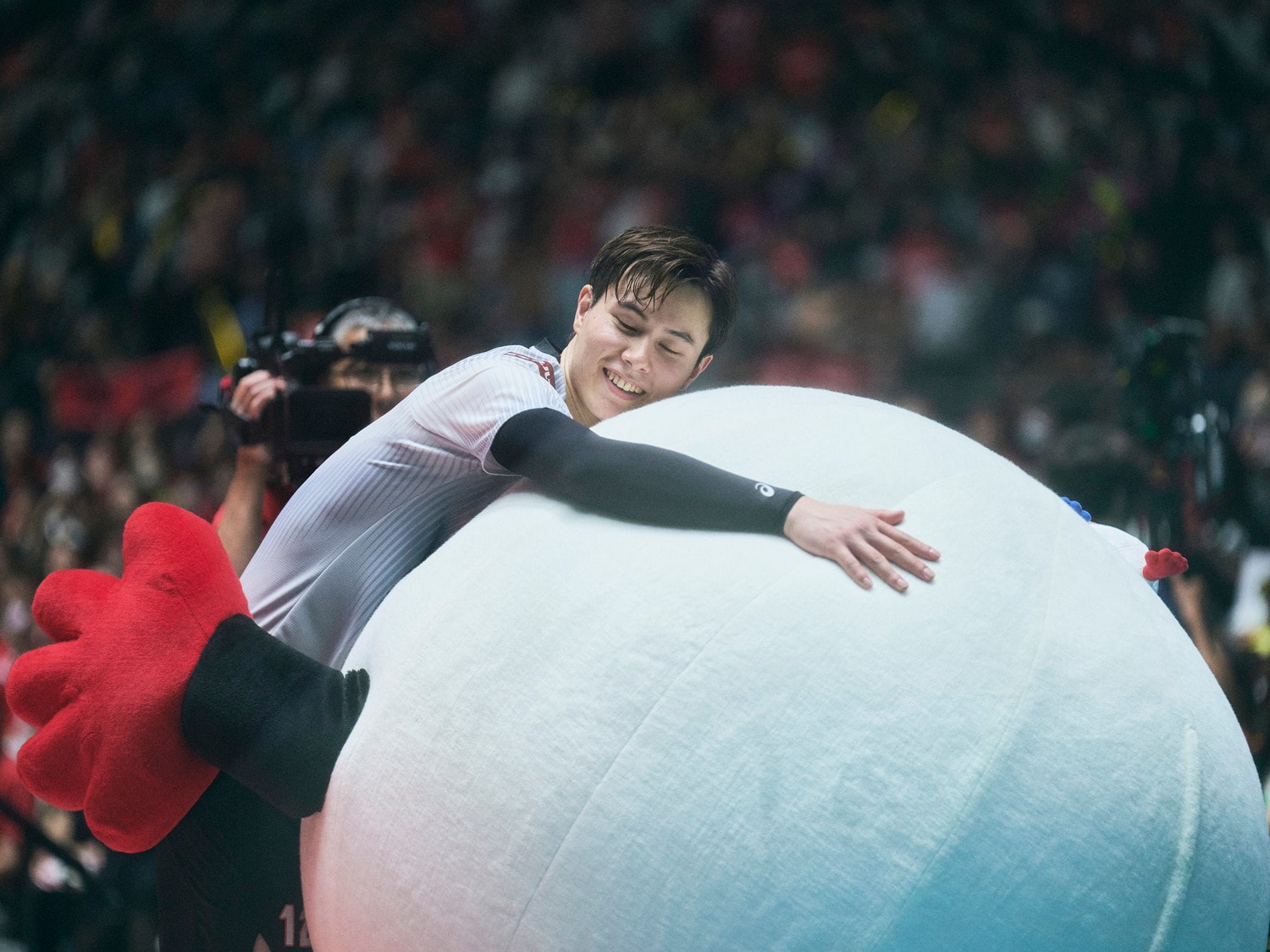 バボちゃんに抱きつく高橋藍　©︎Yuki Suenaga