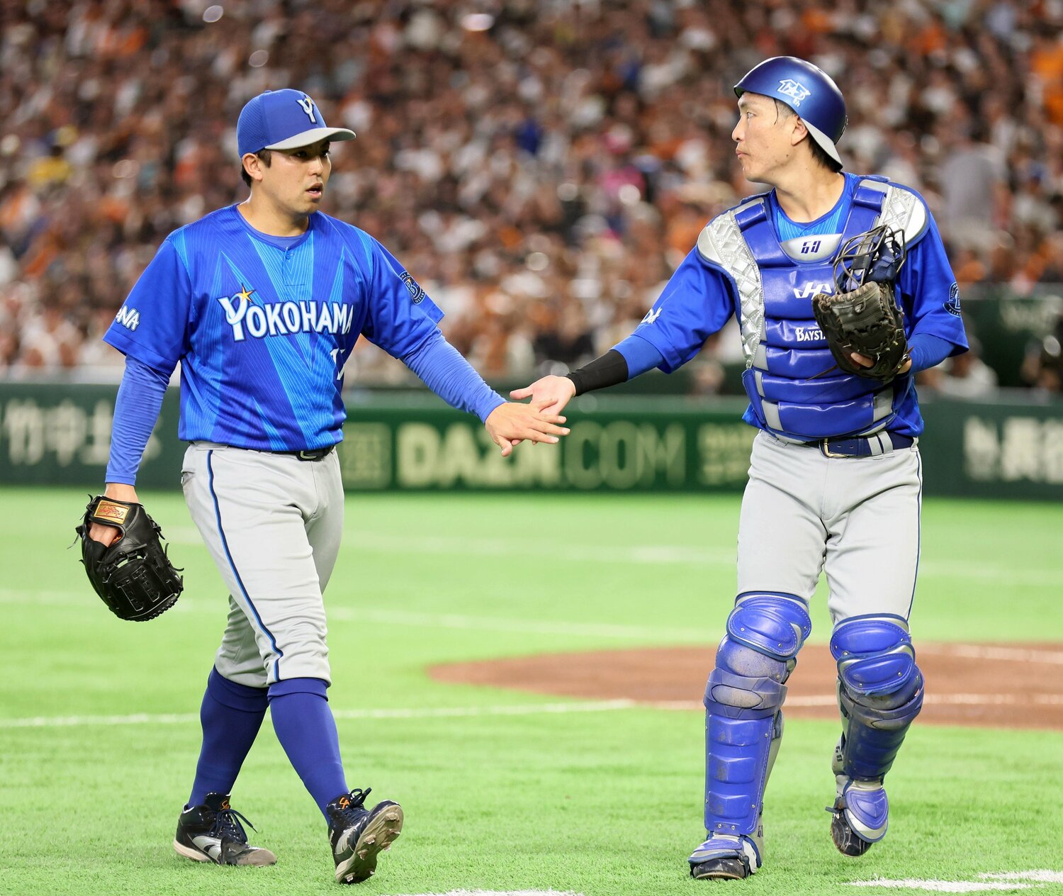 CSファーストステージ第1戦で先発の東克樹と古市尊とタッチを交わす古市尊 ©️SANKEI SHIMBUN