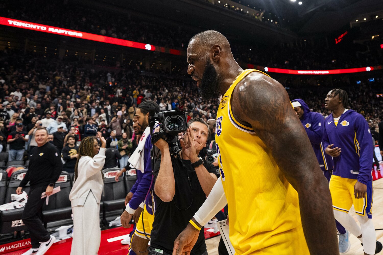 劇的勝利を演出し、コートを後にするレブロン・ジェームズ　©︎Andrew Lahodynskyj/Getty Images