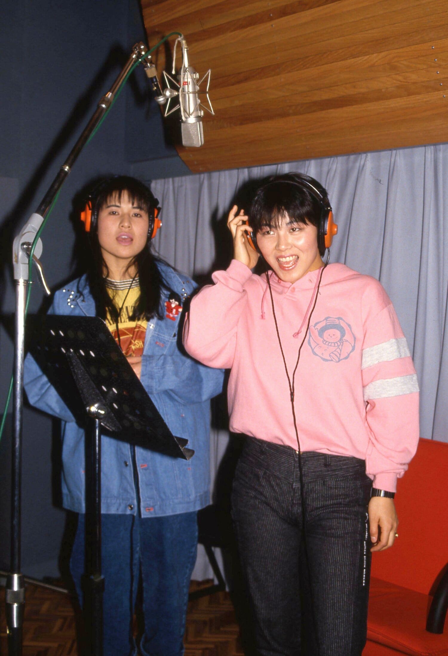 レコーディングするJBエンジェルス（右が立野さん、左が山崎さん)　©東京スポーツ新聞社