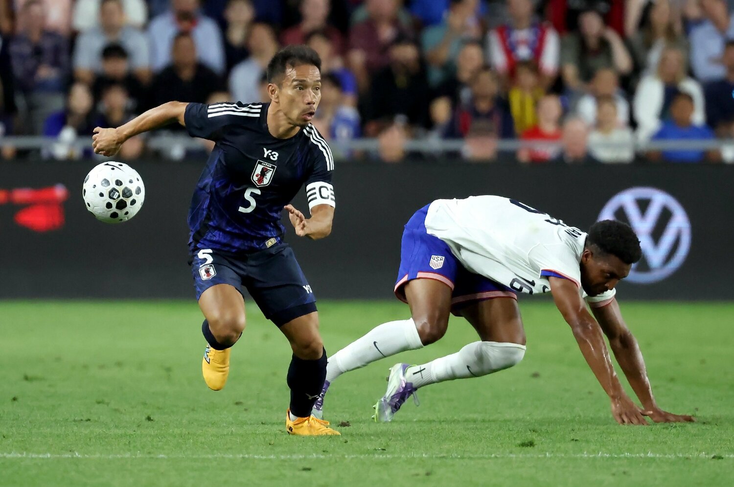 アメリカ戦で「痛い目にあった」日本代表・長友佑都39歳はもう厳しいのか？ 急造3バックで持ち味出せず「これだとメンバーにも入れない」＜Number Web＞ photograph by Getty Images