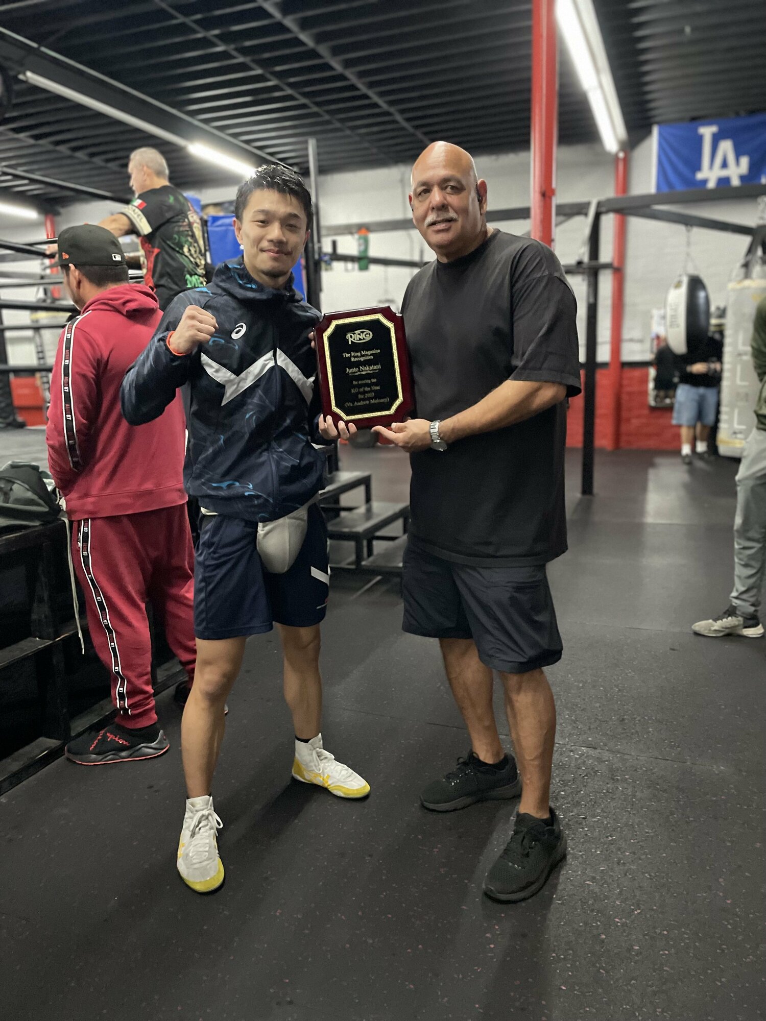 「ノックアウト・オブ・ザ・イヤー」の表彰楯を手に　©Yuriko Miyata