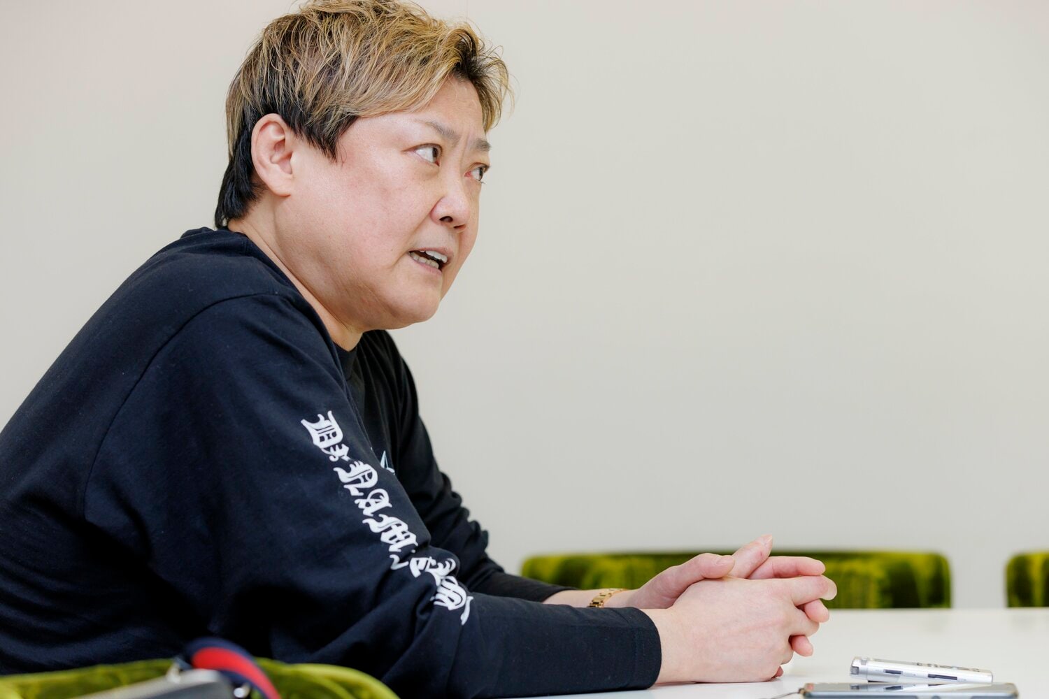 インタビューに答えるダイナマイト関西さん　©Kiichi Matsumoto