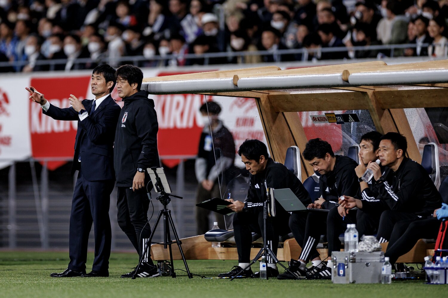 ウルグアイ戦で指揮をとる森保監督と新たに日本代表コーチに就任した名波浩 ©︎Kiichi Matsumoto/JMPA