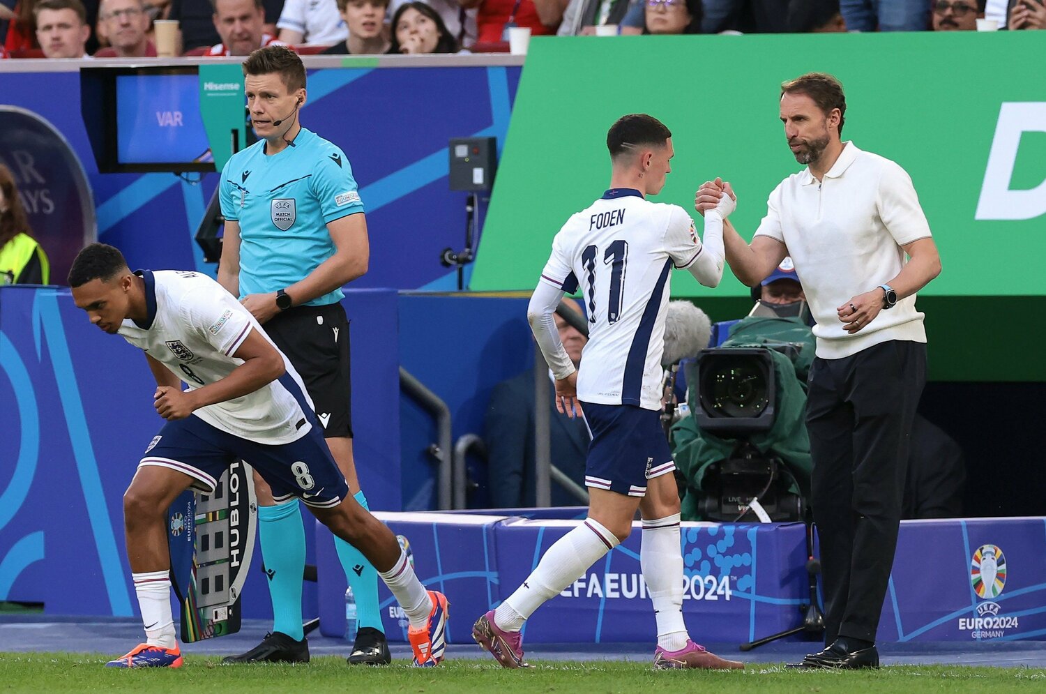 フォデンに代え、アーノルドをピッチに送り出すサウスゲイト監督　©Getty Images