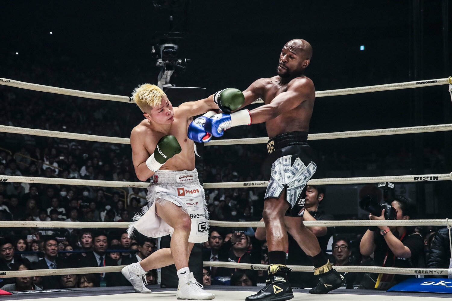 那須川の左拳がメイウェザーの顔面をかすめた瞬間、リングの空気は一変した　©RIZIN FF Susumu Nagao
