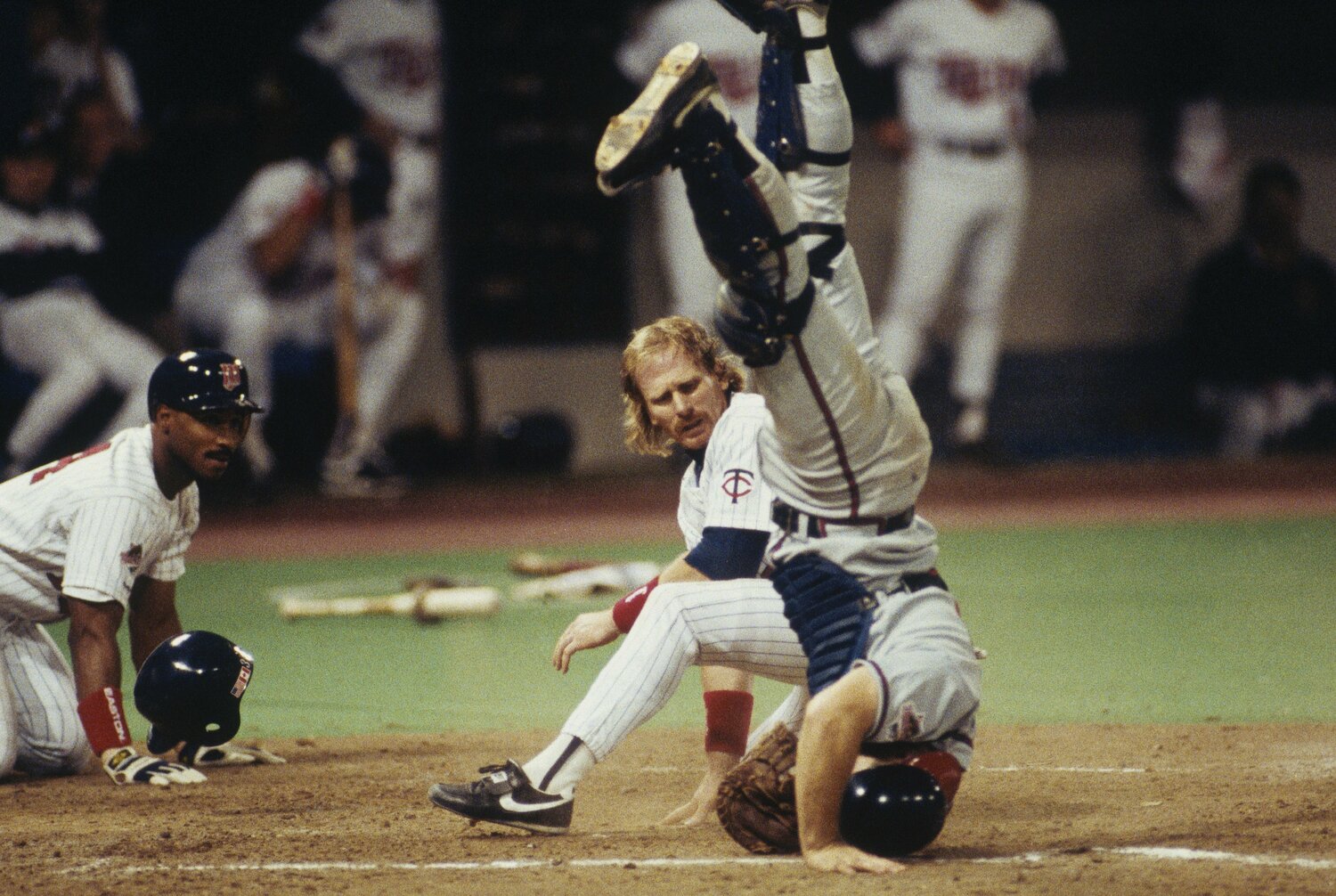 91年のワールドシリーズ。強烈スライディングで相手捕手を1回転させたダン・グラッデン（当時ツインズ）　©Getty Images