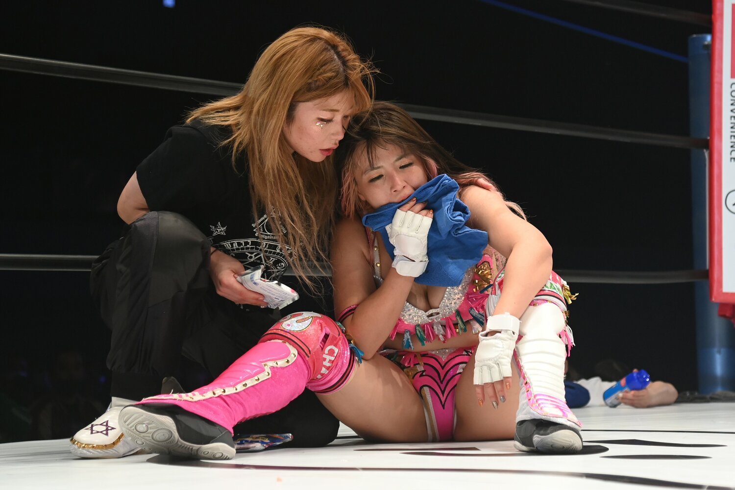 負傷した口元を覆う白川未奈と、心配そうに寄り添う中野たむ(クリックすると「この記事の写真」に飛びます。流血等の写真を含みますのでご注意ください)