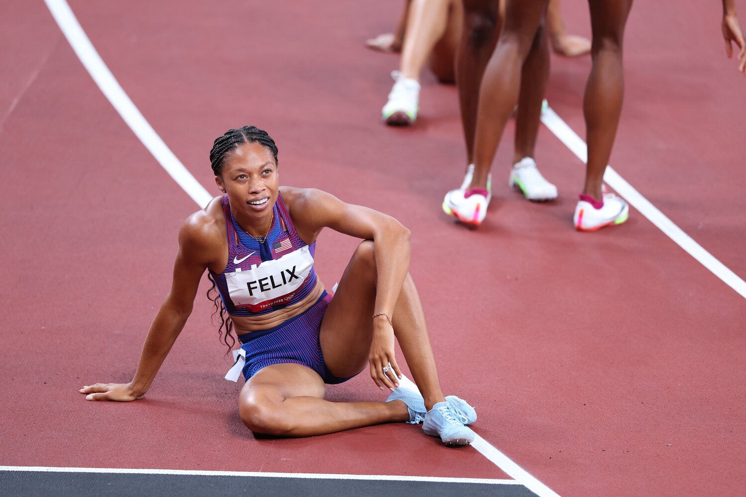 東京五輪400mのレースではすべてを出し切り、ゴール後しゃがみこむ ©︎JMPA
