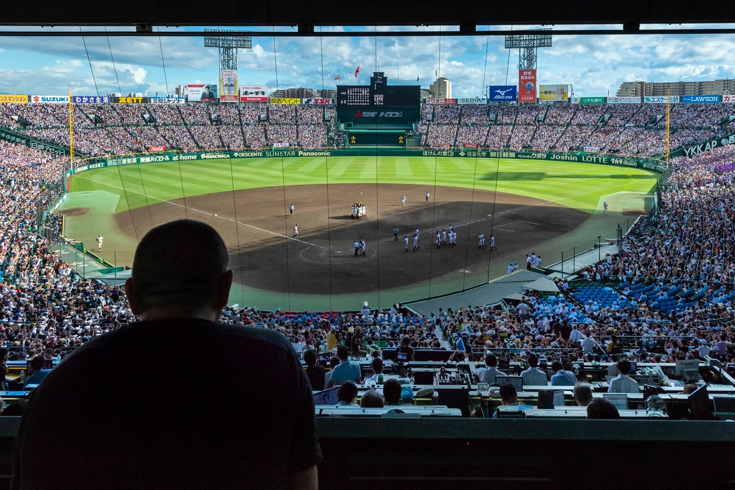 甲子園100回大会決勝を記者席上のボック席から眺める清原和博　©︎Takuya Sugiyama