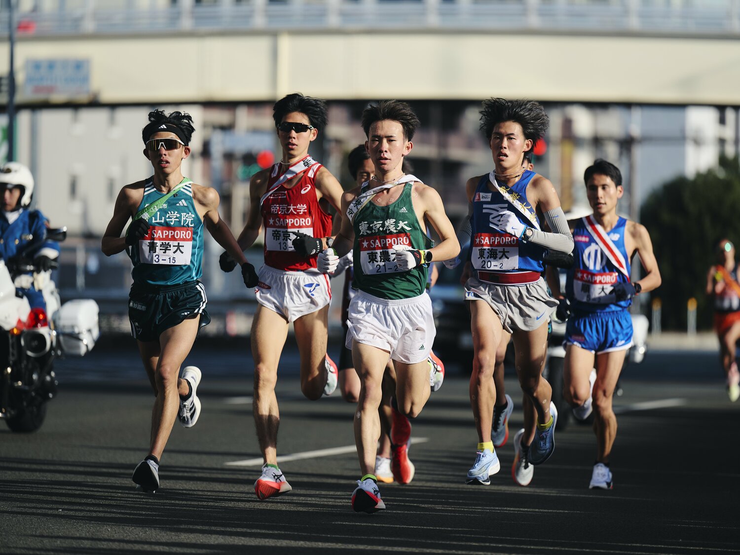 青学大2区を走り区間賞を獲得した黒田朝日（2年）。1区トップの駒大と36秒差でタスキを受け取り、22秒差の2位に浮上　©Yuki Suenaga