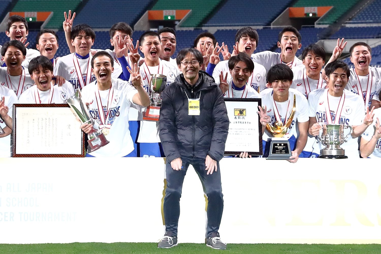 廣澤に言葉をかけ続けた長谷川監督　©︎Naoki Nishimura/AFLO SPORT