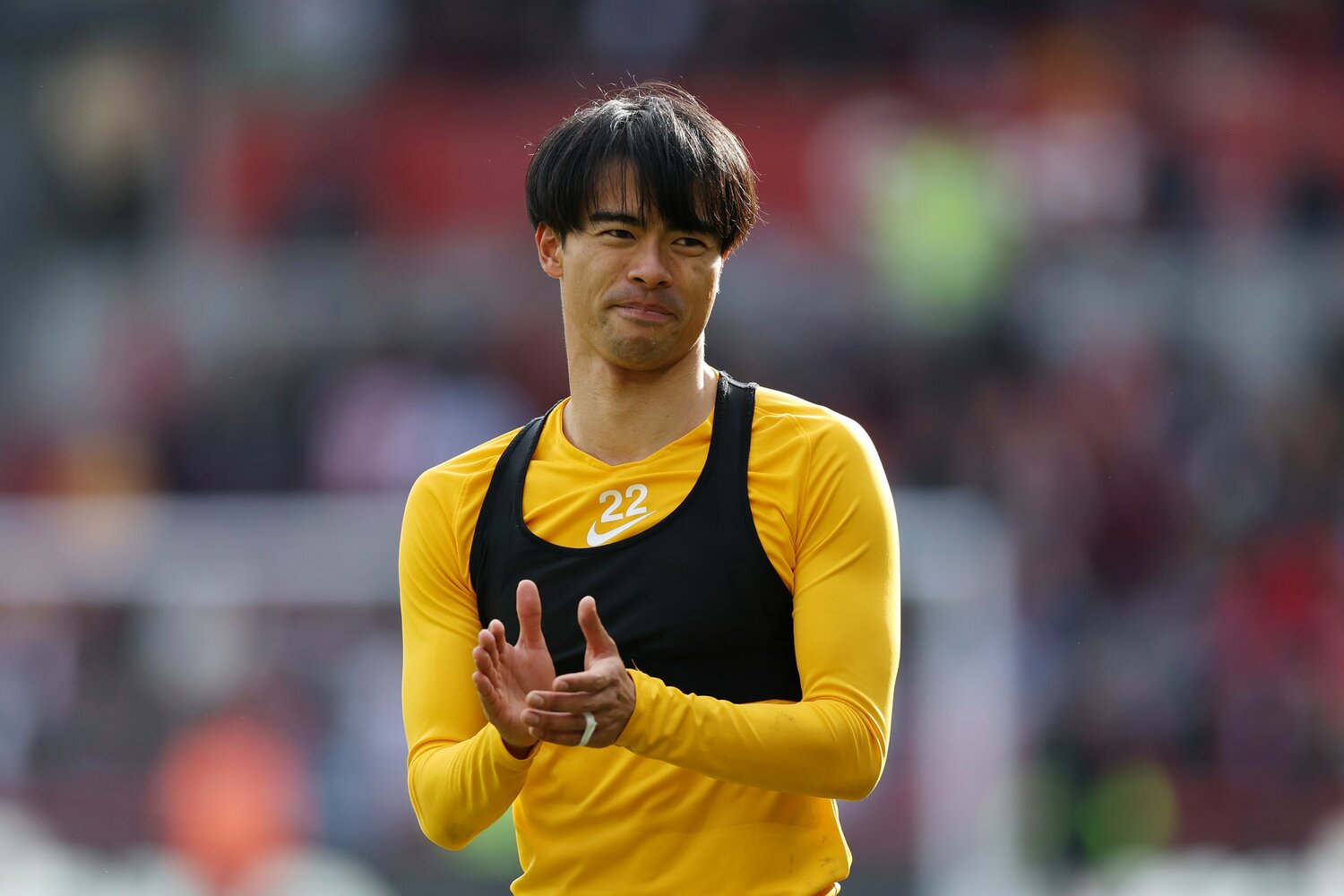 2－4での敗戦直後。サポーターにユニフォームをプレゼントし、両手を合わせた　©Getty Images