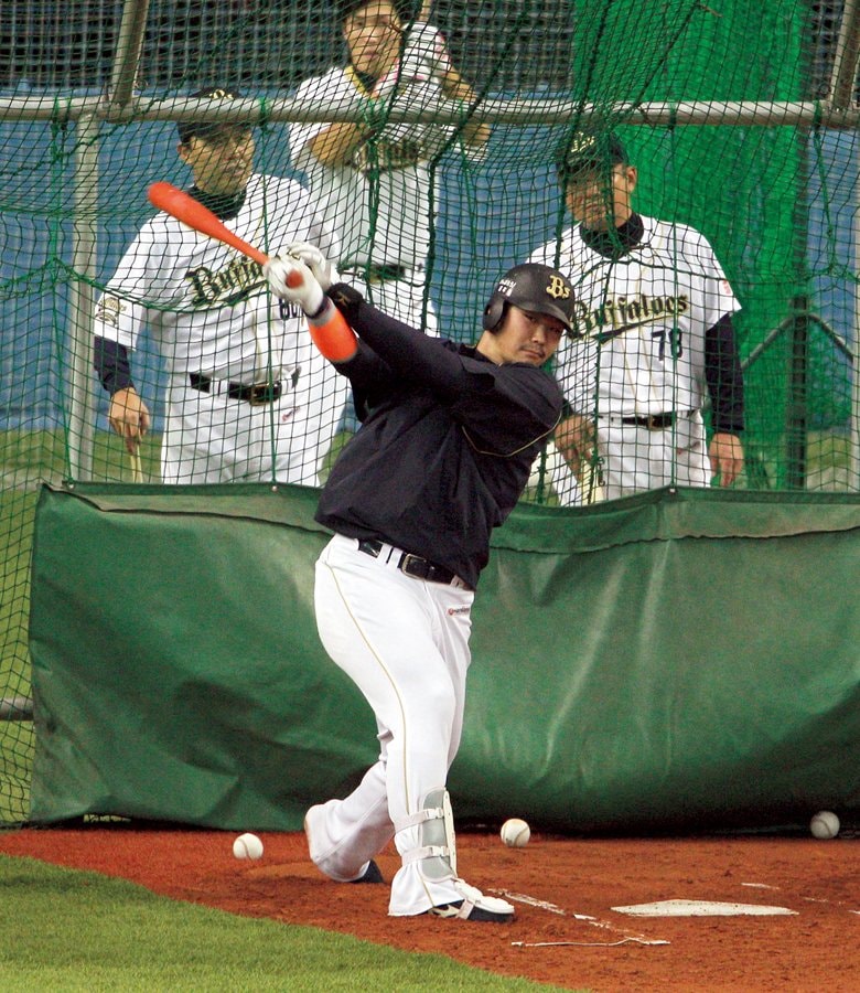 試合前にT-岡田のフリー打撃を見守る岡田監督（左）と高代延博ヘッドコーチ（当時）　©SANKEI SHIMBUN