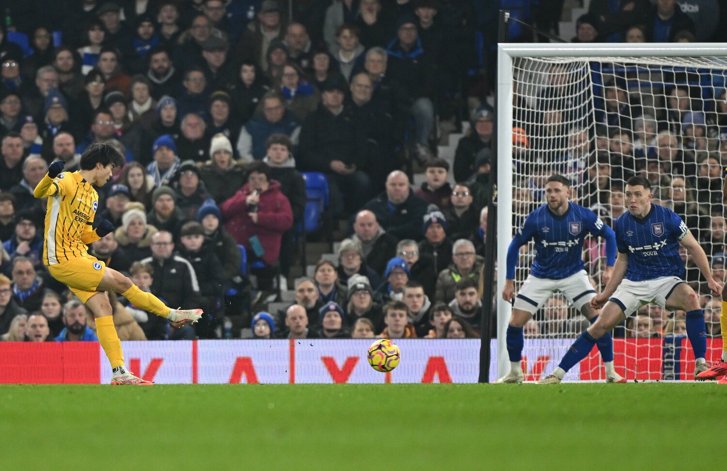 1月16日、イプスウィッチ戦。後半14分に先制点を決めた三笘薫。MFオライリーの横パスを右足で冷静に流し込んだ【1枚目／全4枚】　©Getty Images