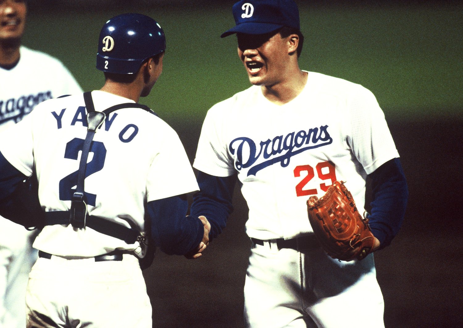 中日時代の矢野と握手する与田　©Sports Graphic Number