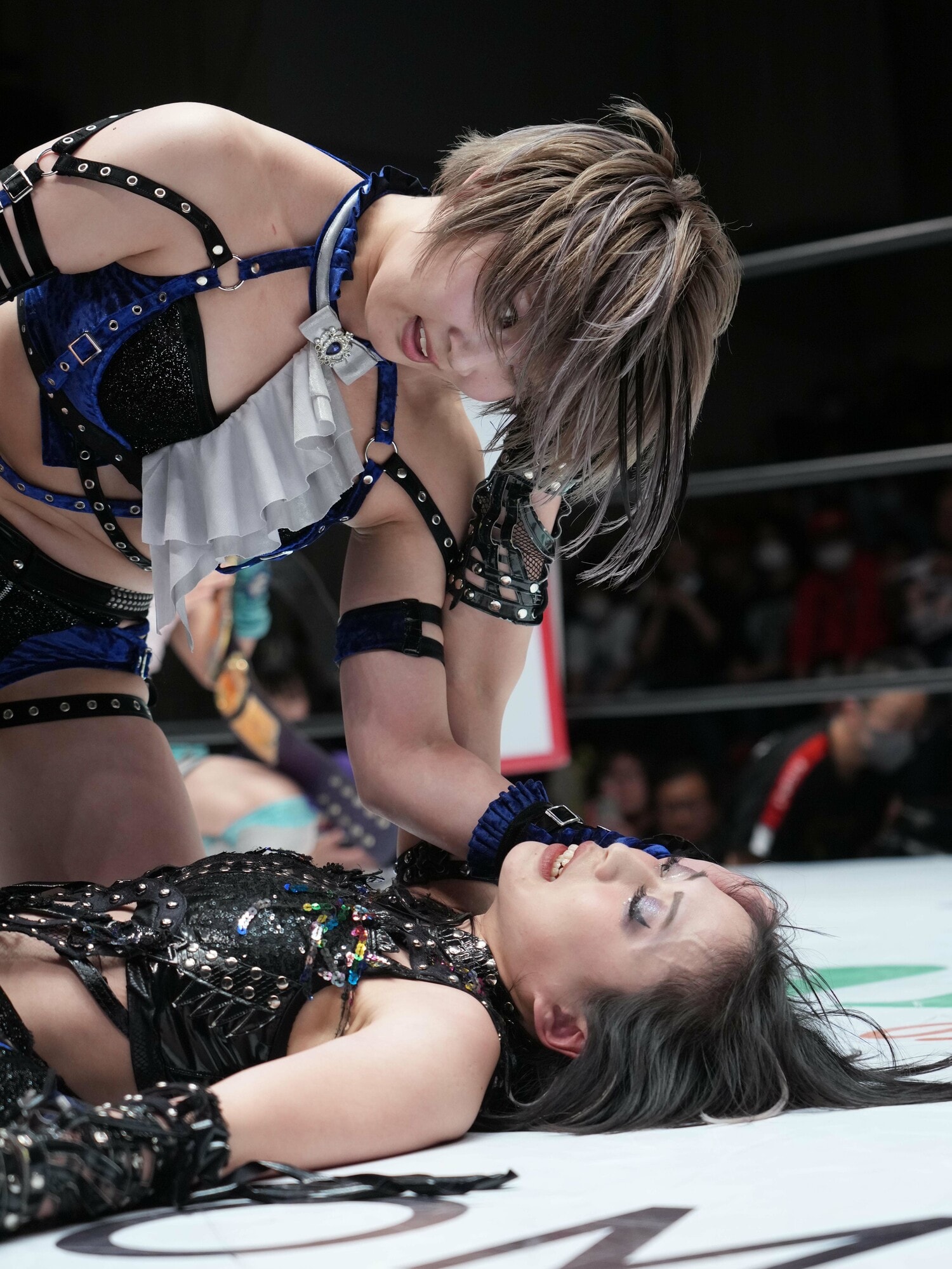 上谷沙弥を威圧する安納サオリ。12月8日、後楽園ホール　©Essei Hara