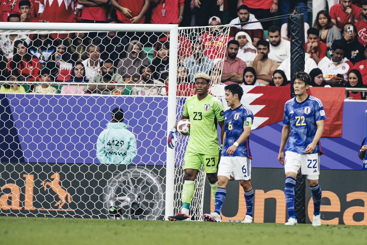 GK陣に加えて、遠藤航や冨安健洋も若い鈴木彩艶をサポートした　©Kiichi Matsumoto