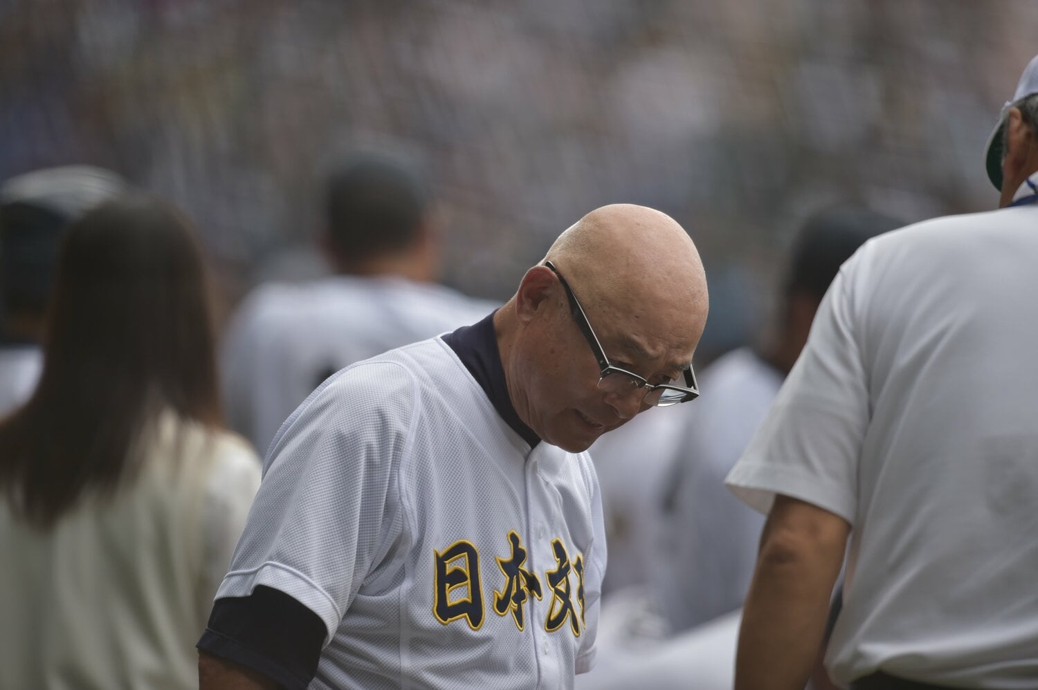 準決勝の囲み取材後、医務室に運ばれた日本文理の大井監督　©︎BUNGEISHUNJU