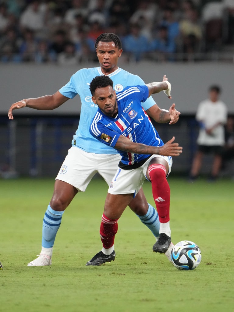 アンデルソン・ロペスとマッチアップするアカンジ　©Masashi Hara/Getty Images