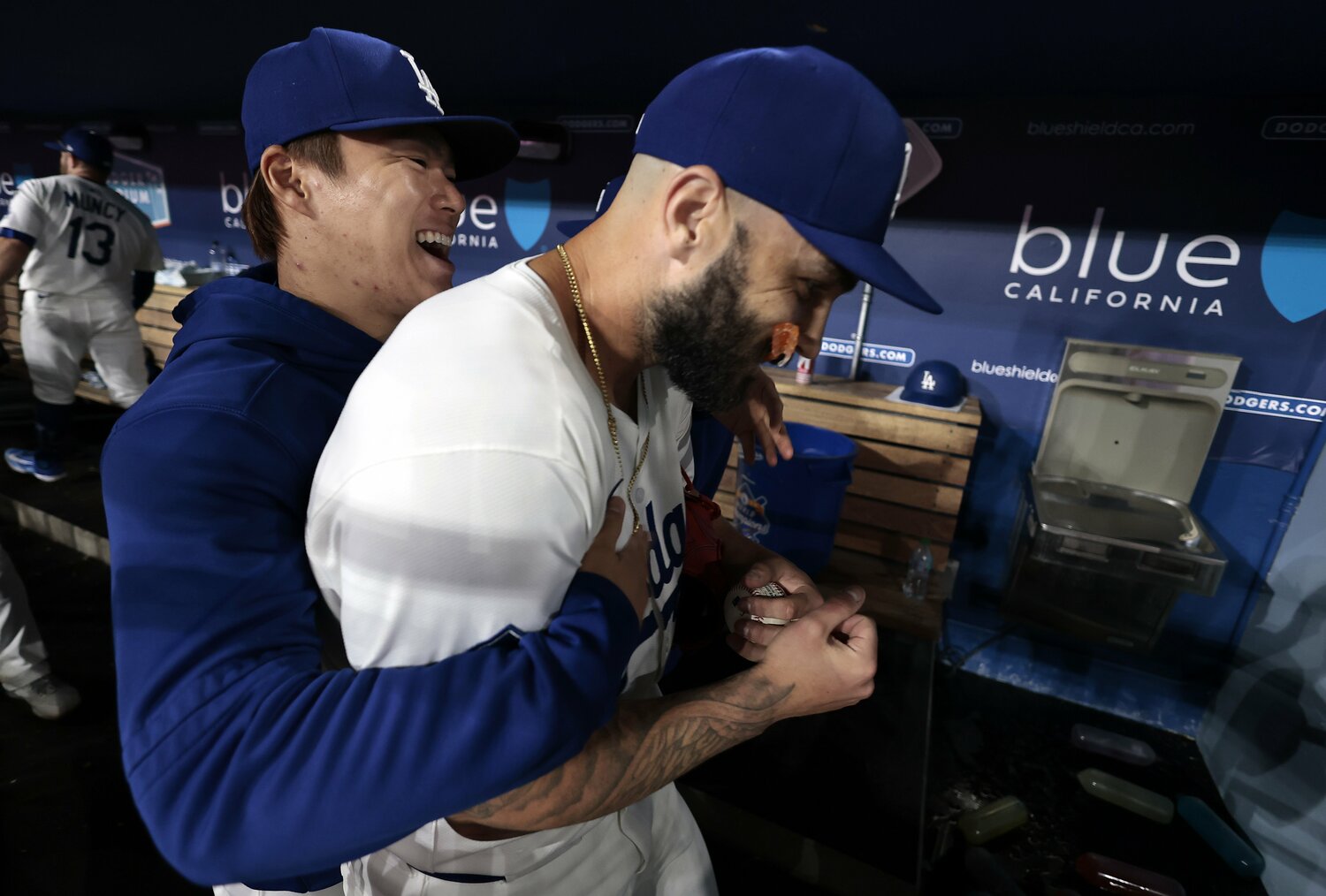 不調に苦しむ守護神スコット（右）を抱きしめる山本　©︎Getty Images