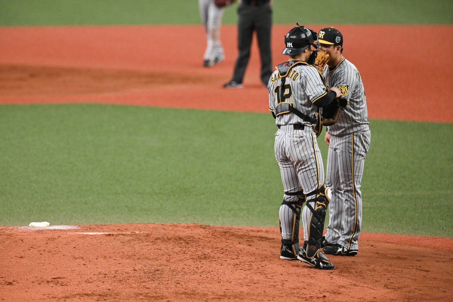 マウンド上で捕手の坂本と会話する村上　©︎Nanae Suzuki