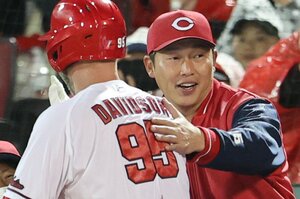 【新監督の采配】開幕4連敗のち初勝利…肯定、許容、尊重で選手を導く、カープ新井監督の我慢強さ《新監督1勝目は降雨コールドで》