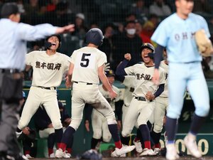 「もっと選手に厳しくしたら」と言われても…“怒らない野球”で強豪撃破《甲子園初出場初勝利》熊本国府・31歳の童顔監督が示す「シン・高校野球」