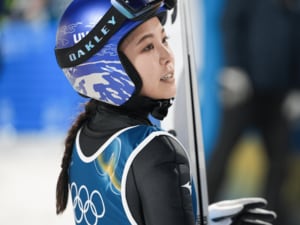 「サラは礼儀正しさの典型」英BBCが高梨沙羅17歳に驚いた日…五輪での“悲劇と喜び”「涙の失格後に小林陵侑からハグ」「4年前の自分を見返す」