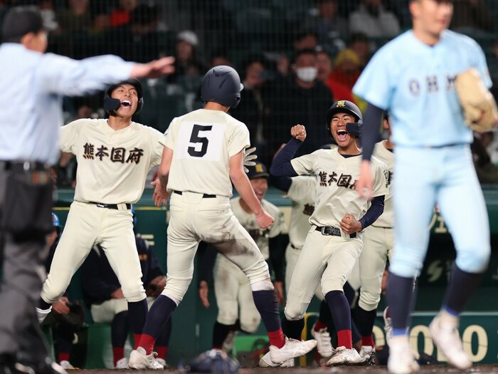 「もっと選手に厳しくしたら」と言われても…“怒らない野球”で強豪撃破《甲子園初出場初勝利》熊本国府・31歳の童顔監督が示す「シン・高校野球」＜Number Web＞ photograph by JIJI PRESS
