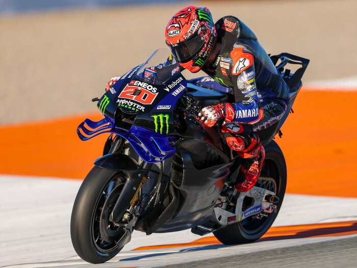 たった1シーズンだけの1000ccV4エンジン採用…ヤマハが伝統の直4を捨ててまで狙うものと「まだ始まったばかり」の開発の行方＜Number Web＞ photograph by Satoshi Endo