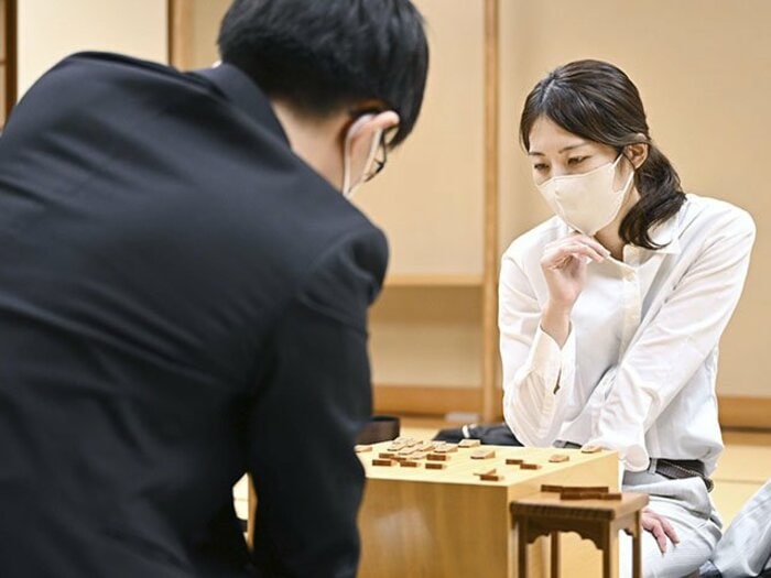 里見香奈女流五冠「初の女性棋士」条件は“残り3戦で3勝”… なぜ将棋界は「四段昇段＝プロ認定」なのか〈田丸昇九段が解説〉＜Number Web＞ photograph by Kyodo News