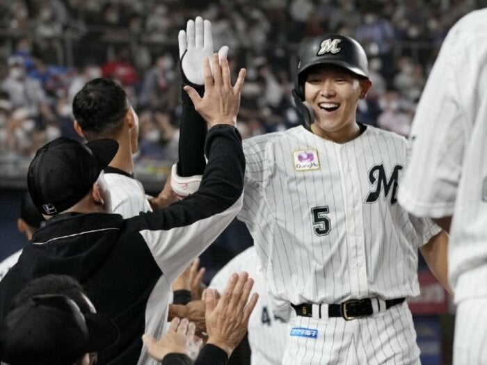 村上宗隆ホームラン量産に「シンプルにすごいと思う」同い年の安田尚憲(23歳)が思い描く未来像とは?「清宮も爆発しているので」<Number Web> photograph by KYODO