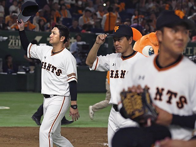 高橋由伸監督と巨人は勝利に飢える。「奮輝」に込めた3年目のリベンジ