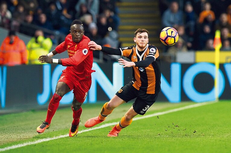 ハル・シティ時代、マネのドリブルを阻むロバートソン ／ photograph by Getty Images