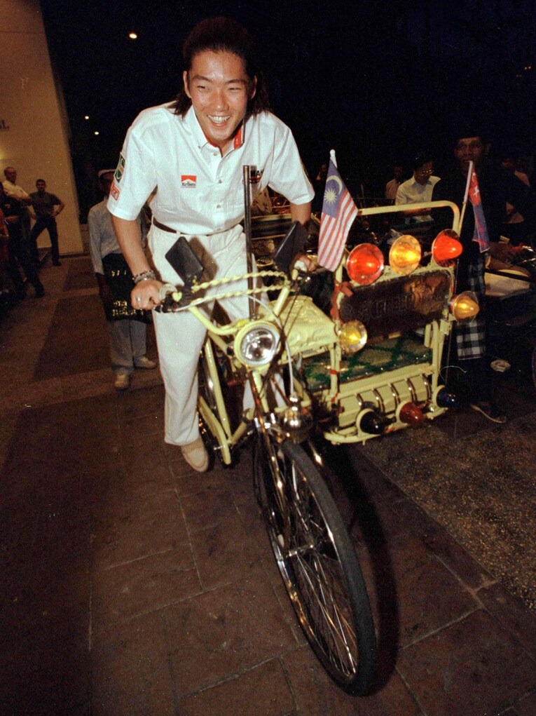 マレーシアで現地のタクシー自転車を漕ぐノリック　©AFLO