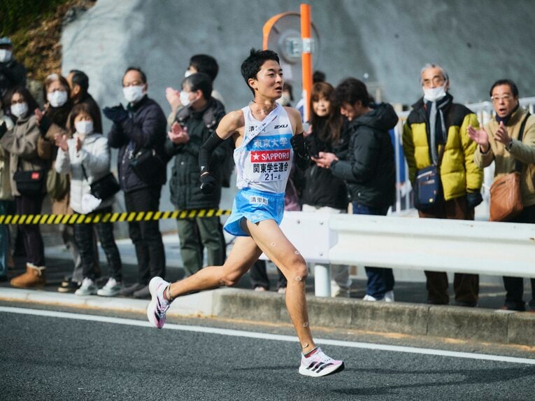 年始の箱根駅伝で関東学生連合チームの8区を走った秋吉。新妻の持っていた東大記録もいくつか更新している　©JIJI PRESS　