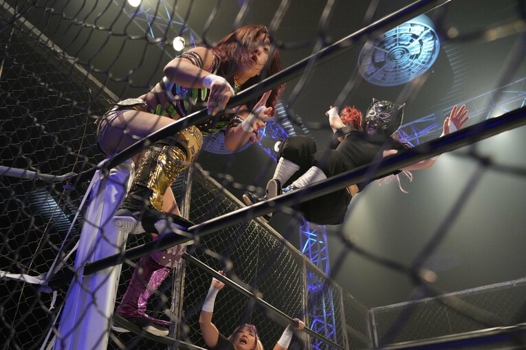 金網に囲まれたリングでAZMにドロップキックを放つキッド。6月25日、国立代々木競技場第二体育館