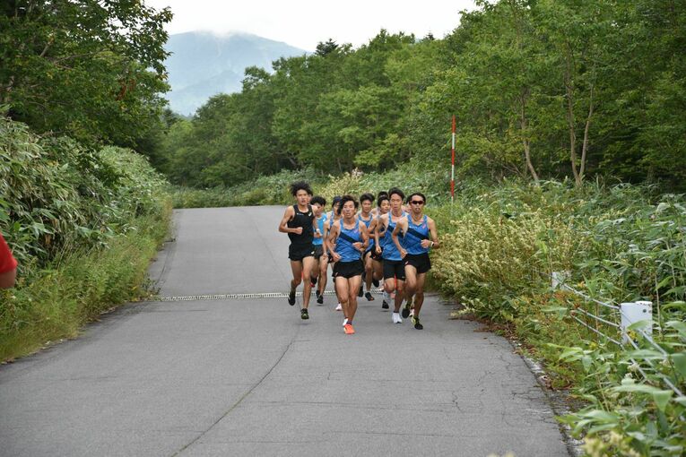 帝京大学駅伝部、ナゾの“はっぴ組”とは？ 「布団の上げ下ろし、食事の配膳もする」“バイト”ランナー(18) ／ photograph by Satoshi Wada