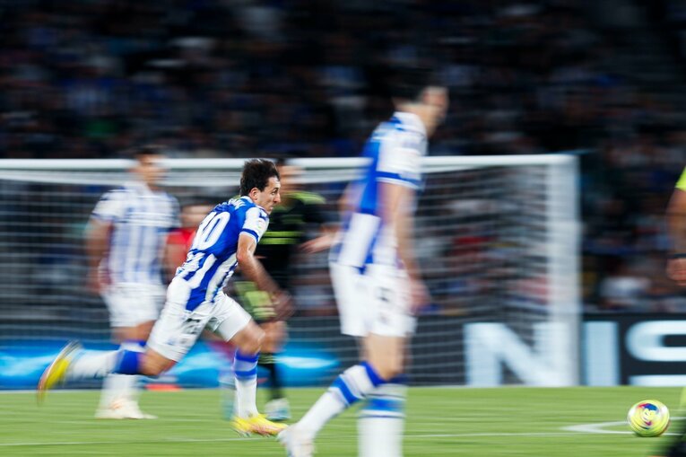 「久保建英がスペイン紙の一面に！」子供サポ「タケが決めるよ」予言通りマドリーを圧倒“ソシエダの熱狂”は翌日も…カメラマンは見た(100)