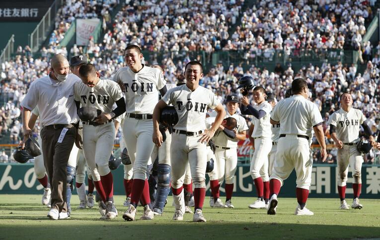 アルプス席への挨拶を終え、引き揚げるナイン　©KYODO