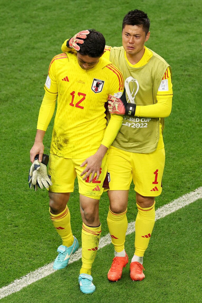 PK戦で敗れ、失意の権田を川島はそっとなぐさめた　©Getty Images