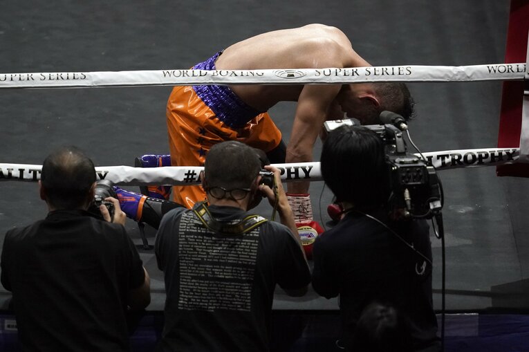 膝をついて倒れるドネア　©Getty Images