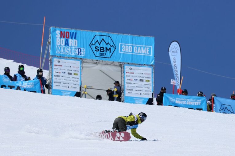 ベストセラー作家・東野圭吾氏が発起人の大会『スノーボードマスターズ（SBM）』。3年ぶりとなった今大会には、北京五輪女子ハーフパイプ銅メダリストの冨田せな、同5位の冨田るき（写真）などハイレベルな選手が集まった ／ photograph by Shigeki Yamamoto／“tochi” sato