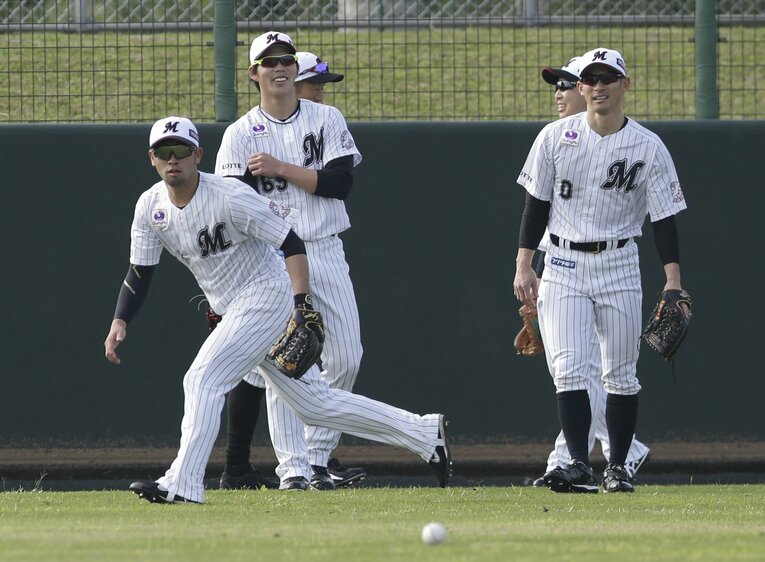 2018年、1軍キャンプで清田育宏（左）、荻野貴司（右）と外野の守備練習に汗する肘井さん　©︎JIJI PRESS