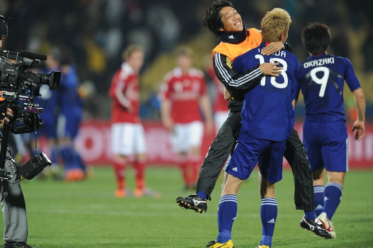2010年南アフリカW杯。デンマーク戦で大活躍した本田圭佑に抱きつく中村憲剛　©JMPA