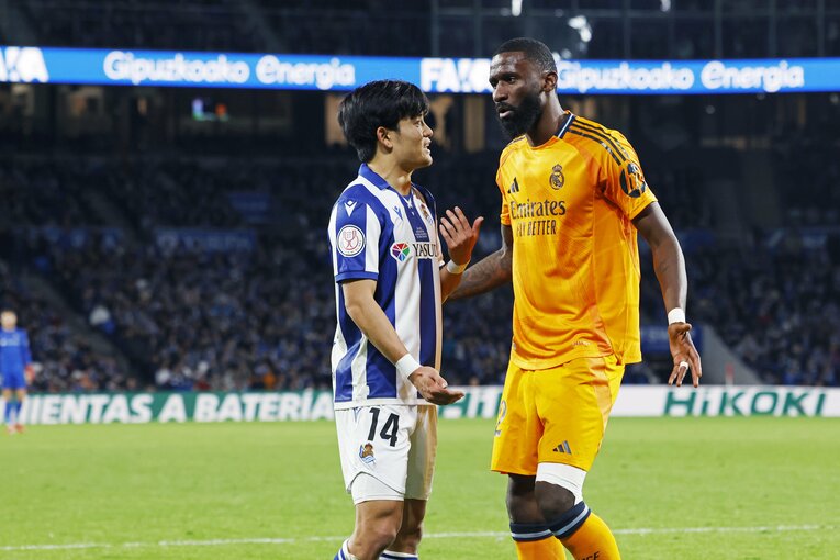 「クボは2回目だぞ！」マドリー名将が不服そうだが久保建英は「あんなのファールじゃないだろ？」とばかりに…“名門の圧vsソシエダの熱”を激写(9)