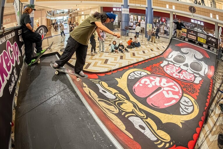 今年4月、大阪で行われた小学生のコンテスト「Flake Cup」に男子パーク代表の永原悠路とともに訪れた四十住　©Yoshio Yoshida 